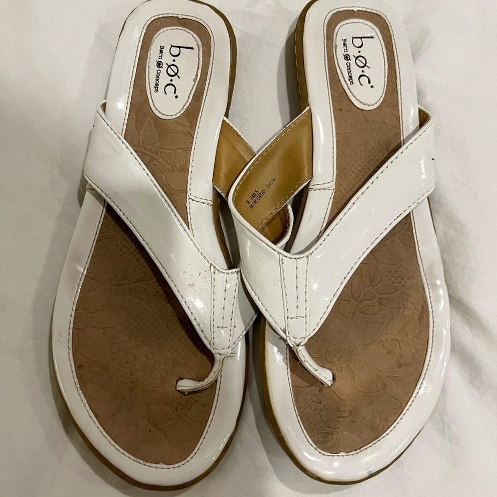 Size 9.5 white patent Leather flip flop sandals